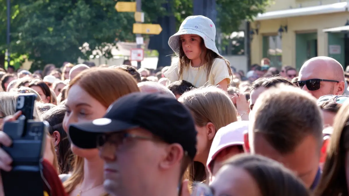 Auf die Schulter nehmen: Sonst eher nicht so beliebt, aber die jüngeren Fans dürfen das – sonst würden sie ja gar nicht sehen.