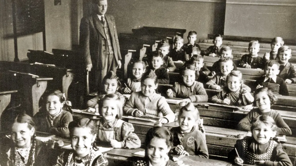 Klassenfoto Jahrgang 1944/45, Schulhaus Eisenbahnstraße Wannweil, Klassenzimmer. Lehrer Robert Schuster (1894-1953) mit Kindern des Jahrgangs 1944/45 Aufnahme 1951