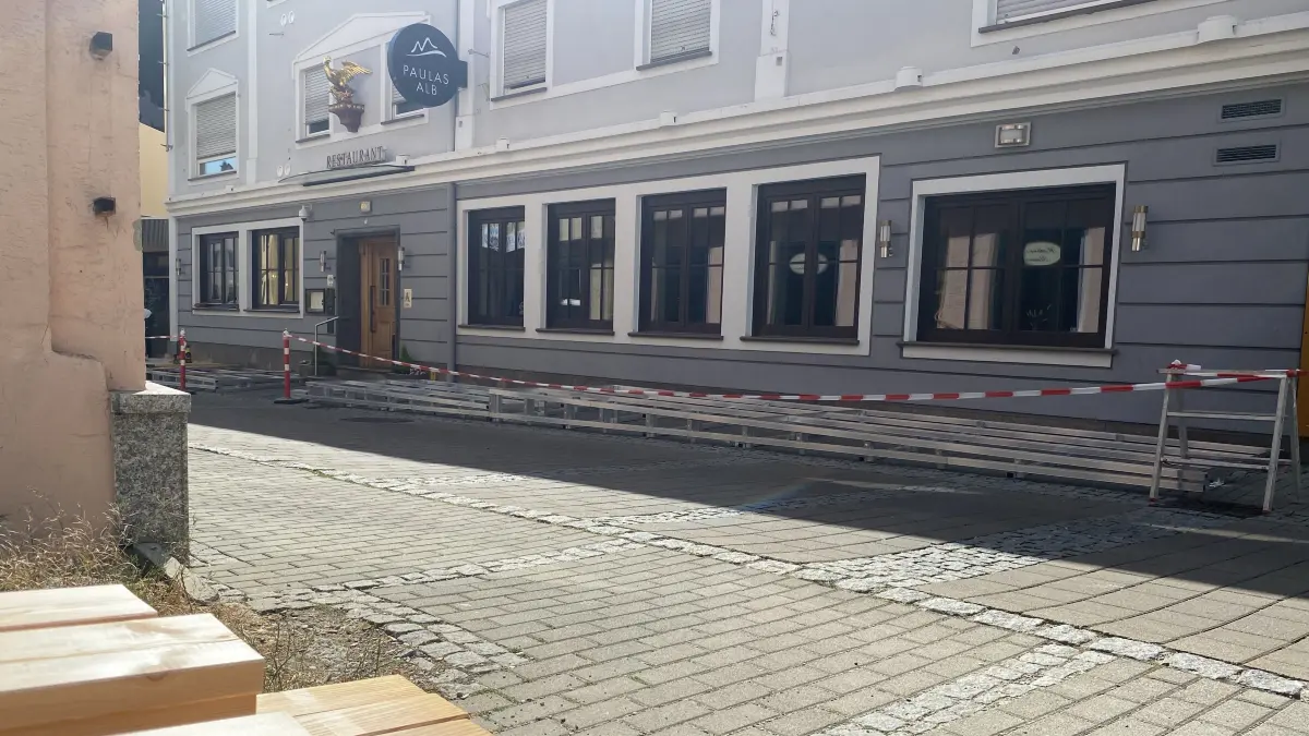 Erste Schritte: In der kommenden Woche soll die Außenfläche vor dem Hotel Adler - Paulas Alb fertig sein.