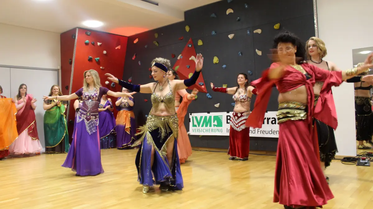 (ohne Überschrift): Vorsicht: Dieses Foto ist möglicherweise nur für den einstigen Verlag Schwäbisches Tagblatt verwendbar. Birgit Baumann, Tanzschule Nordstetten, beim Frauenfest der Weltbürger zum Internationalen Frauentag in Horb