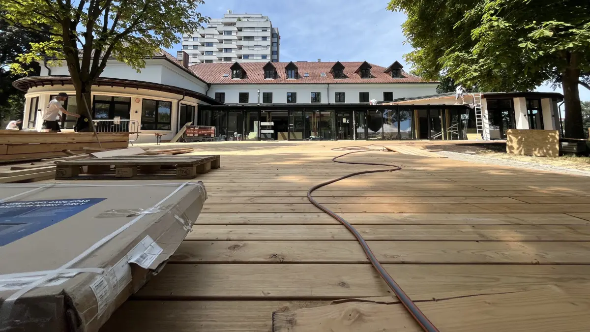 Wie groß kann eine Terrasse sein? Die Betreiber des Donauhofes haben ein 650-Quadratmeter-Holzdeck geschaffen.