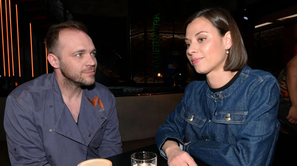 Erik und Matilda genießen ihr frisches Liebesglück.