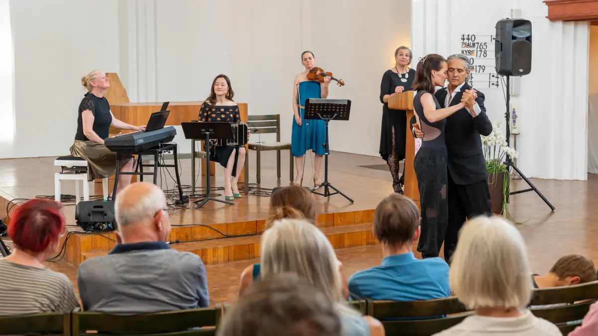 Petruskirche Neu-Ulm: Female Tango - Uraufführung einer Tango-Lyrik-Performance mit den Tangomusikerinnen Judith Ruks (Piano), Shinjoo Cho (Bandoneon) und Laura Nivou (Violine), der Ulmer Dichterin Christine Langer sowie der Tangotänzerin Benedicta Walser, dem Tanguero Pasquale Bloise und dem Tangotänzer Volker Krusche (Ulmer Lyriksommer)