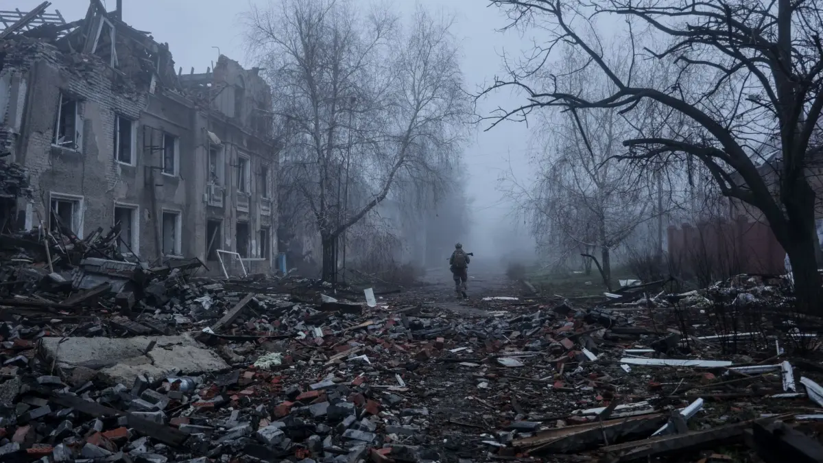 Ukrainekrieg - Kostjantyniwka: HANDOUT - 30.11.2025, Ukraine, Kostjantyniwka: Ein ukrainischer Soldat geht eine Straße in der Frontstadt Kostjantyniwka entlang, dem Schauplatz schwerer Kämpfe mit russischen Truppen in der Region Donezk. (zu dpa: «Putin feiert Eroberung von Kostjantyniwka») Foto: Oleg Petrasiuk/Ukrainian 24th Mechanized brigade/dpa +++ dpa-Bildfunk +++