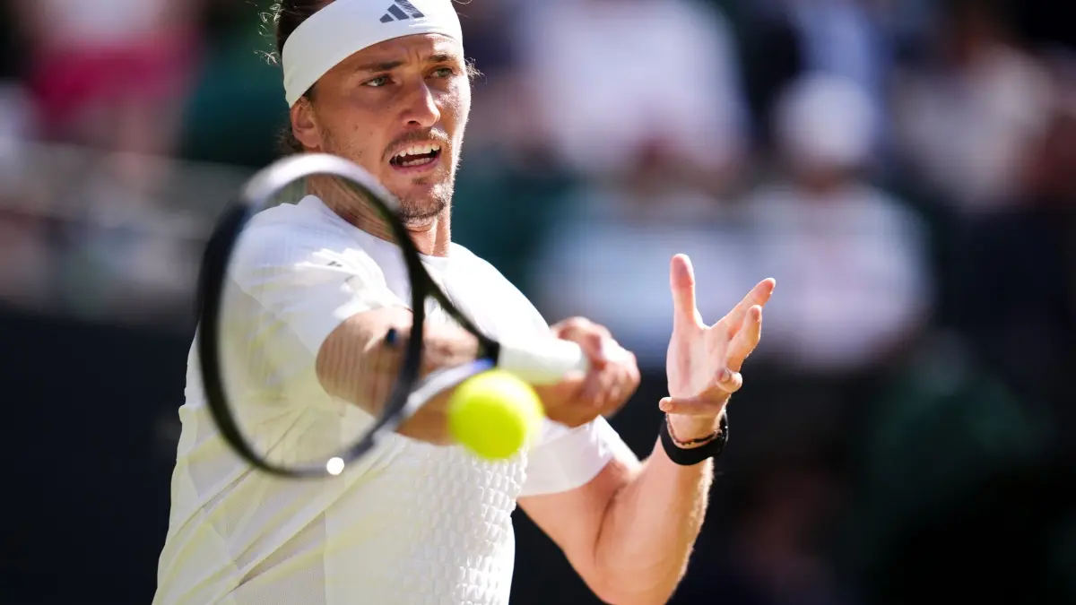 Wimbledon 2026: 04.07.2026, Großbritannien, London: Tennis: Grand Slam/WTA-Tour/ATP-Tour - Wimbledon. Alexander Zverev aus Deutschland während seines Einzelspiels der Herren gegen Marcos Giron aus den Vereinigten Staaten am sechsten Tag der Wimbledon-Meisterschaften 2026 im All England Lawn Tennis and Croquet Club in London.
EINSCHRÄNKUNGEN: Ausschließlich für redaktionelle Zwecke. Keine kommerzielle Nutzung ohne vorherige schriftliche Zustimmung des AELTC. Nur Verwendung als Standbild – keine bewegten Bilder zur Nachahmung von Übertragungen. Kein Einblenden oder Entfernen von Sponsoren-/Werbelogos. Foto: John Walton/PA Wire/dpa +++ dpa-Bildfunk +++