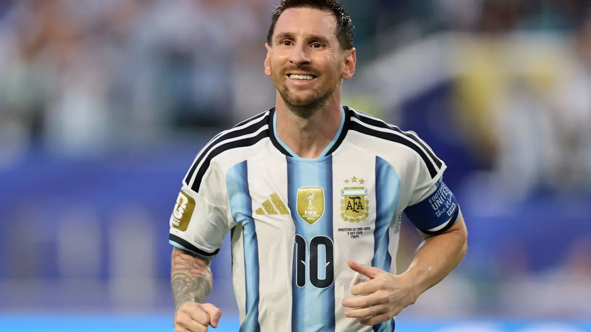 Argentina v Cabo Verde: Round of 32 - FIFA World Cup 2026: MIAMI GARDENS, FLORIDA - JULY 03: Lionel Messi #10 of Argentina celebrates after the team's second goal by Lisandro Martinez #6 during the FIFA World Cup 2026 Round of 32 match between Argentina and Cabo Verde at Miami Stadium on July 03, 2026 in Miami Gardens, Florida. Michael Reaves/Getty Images/AFP (Photo by Michael Reaves / GETTY IMAGES NORTH AMERICA / Getty Images via AFP)