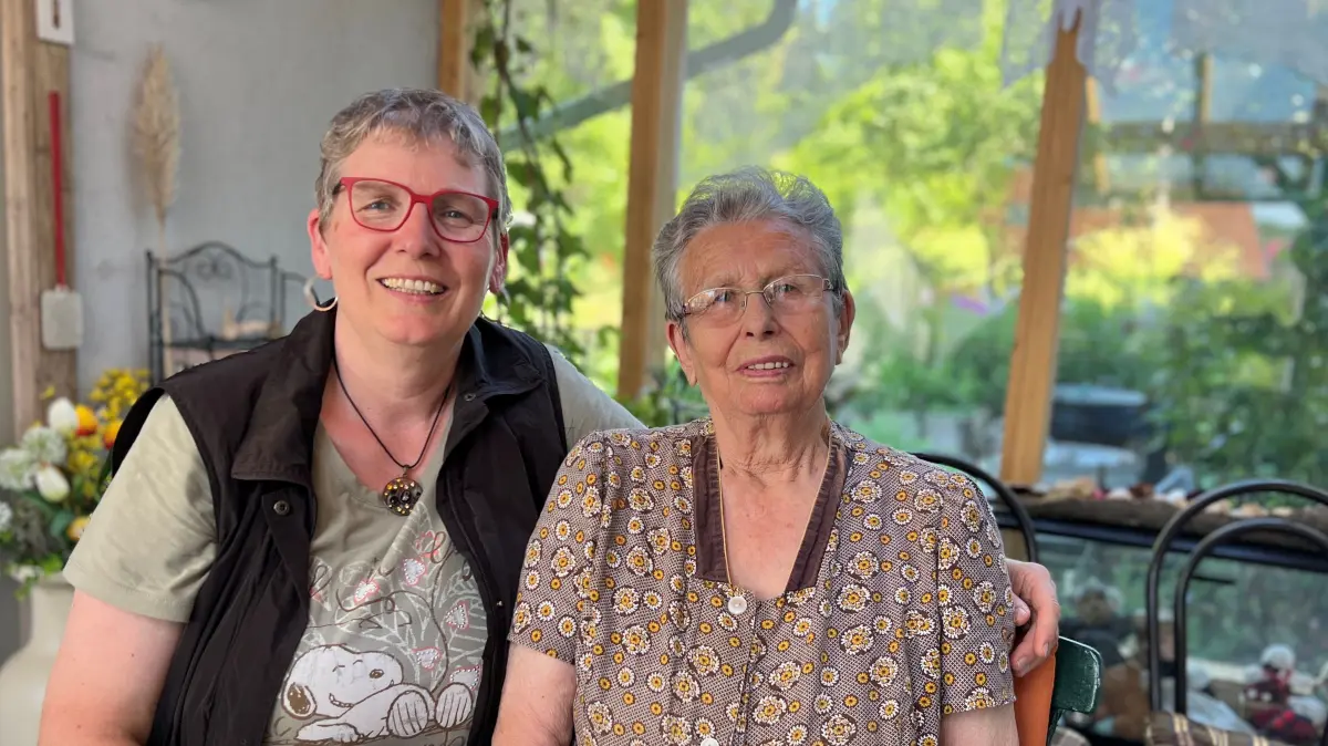 Frieda Eckert und Erika Giede-Eckert betreiben das Kinderwagen- und Puppenstubenmuseum in Dörrmenz.