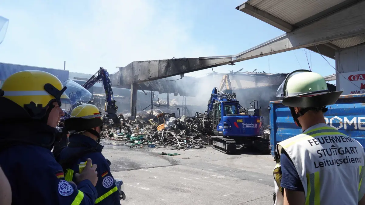 Stuttgart Wangen Grossmarkt der Grossbrand ist geloescht, der Schaden geht in die Millionen, gut 200 Feuerwehrmaenner haben geloescht. Man kann froh sein das der Grossmarkt nicht nur eine Halle hat sonderen mehrere Gebaeude sonst ware es noch schlimmer gewesen . Auch das THW ist im Grosseinsatz. Foto Andreas Rosar Fotoagentur-Stuttgart 04.07.2026