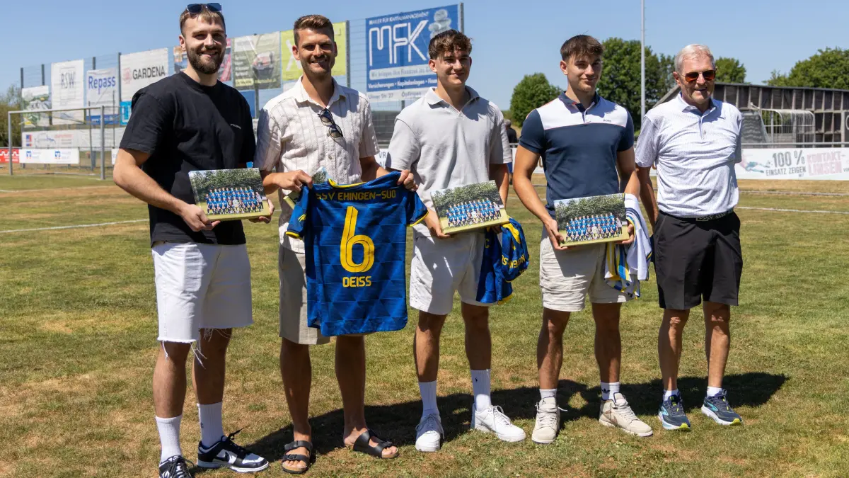 SSV Ehingen-Süd - FV Ravensburg 1:3 Testspiel Fußball Landesliga Waren zum Abschied gekommen. Matthias Benkovic, Jan Deiss, Yannik und Jonas Bochtler sowie Klub-Boss Helmut Schleker.