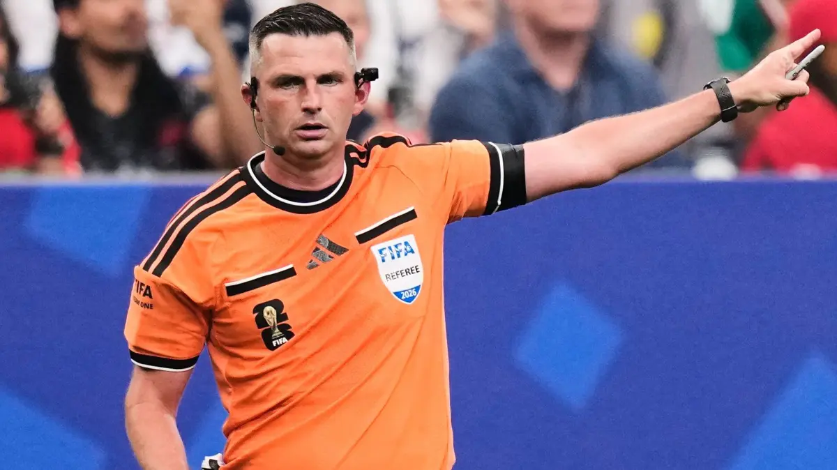 WM 2026 - Kanada - Marokko: 04.07.2026, USA, Houston: Fußball, Männer, WM 2026, Kanada - Marokko, Finalrunde, Achtelfinale, Houston-Stadion. Der englische Schiedsrichter Michael Oliver leitet das Spiel. Foto: Ashley Landis/AP/dpa +++ dpa-Bildfunk +++