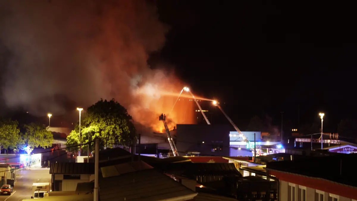 Stuttgart Wangen Grossbrand Grossmarkt die Feuerwehr im Grosseinsatz.
Foto Andreas Rosar Fotoagentur-Stuttgart 04.07.2026