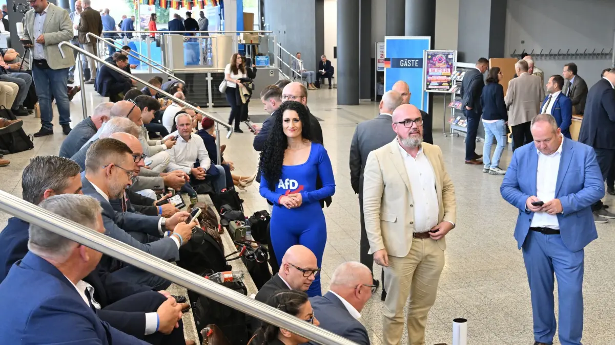 Bundesparteitag der AfD: 04.07.2026, Thüringen, Erfurt: Delegierte stehen in der Messehalle und warten auf den Beginn des AfD-Bundesparteitags. Der Bundesparteitag der AfD findet am 4. und 5. Juli findet in der Messe Erfurt statt. Foto: Martin Schutt/dpa +++ dpa-Bildfunk +++