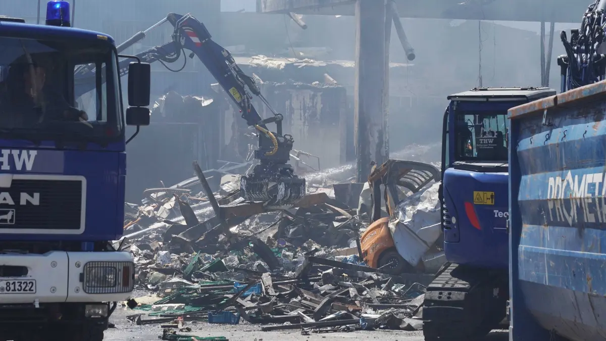 Stuttgart Wangen Grossmarkt der Grossbrand ist geloescht, der Schaden geht in die Millionen, gut 200 Feuerwehrmaenner haben geloescht. Man kann froh sein das der Grossmarkt nicht nur eine Halle hat sonderen mehrere Gebaeude sonst ware es noch schlimmer gewesen . Auch das THW ist im Grosseinsatz. Foto Andreas Rosar Fotoagentur-Stuttgart 04.07.2026