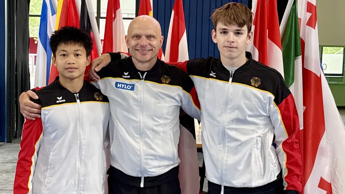 Phinyo Brick, Trainer Rolandas Zaksauskas und Tom Meier beim internationalen Turn Team Cup in Berlin