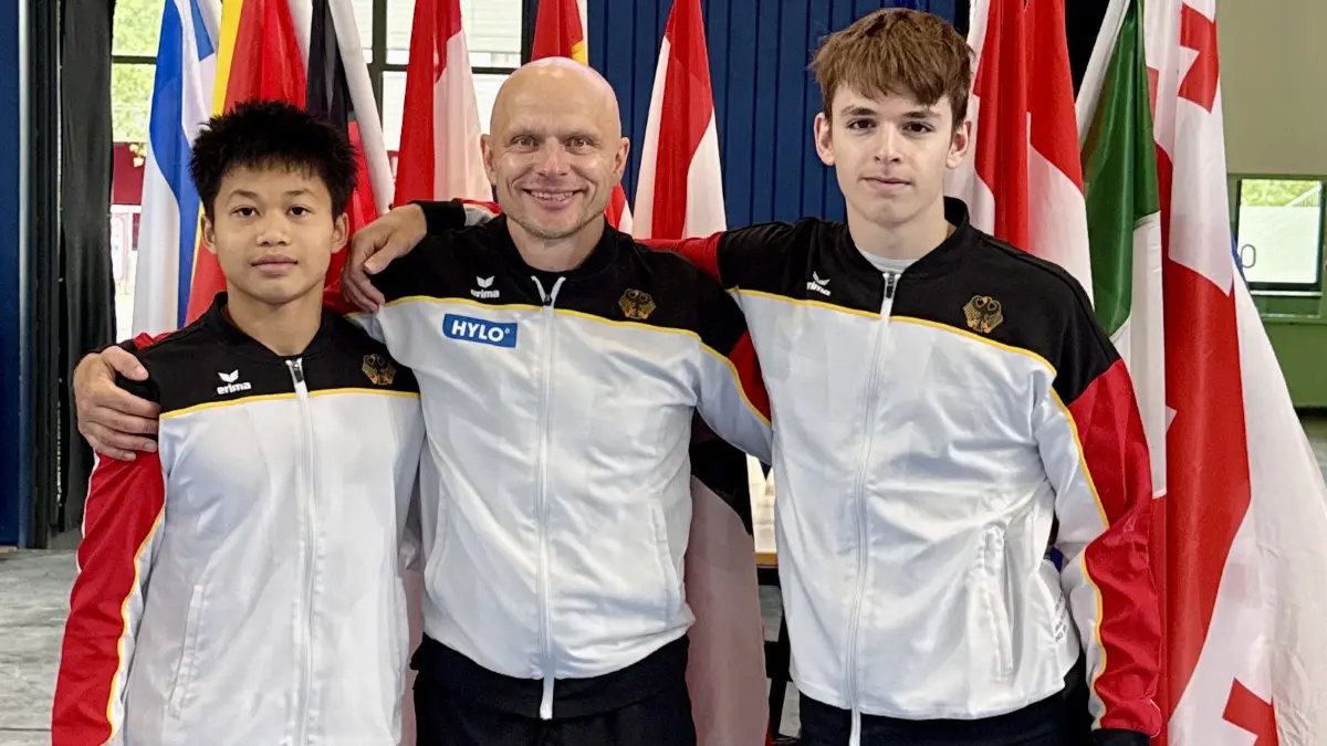 Phinyo Brick, Trainer Rolandas Zaksauskas und Tom Meier beim internationalen Turn Team Cup in Berlin