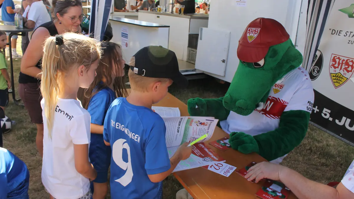 VfB Maskottchen "Fritzle" gab eine Autogrammstunde