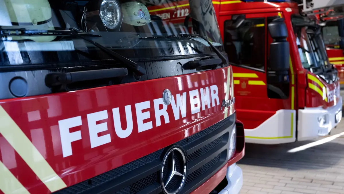 Symbolbild Feuerwehr: ARCHIV - 05.02.2024, Bayern, München: Ein Fahrzeug der Berufsfeuerwehr München mit der Aufschrift „Feuerwehr“ steht an der Feuerwache 1 in der Fahrzeughalle. (zu dpa: «Brandstiftung? - Mehrere brennende Stellen in Unterfranken») Foto: Sven Hoppe/dpa +++ dpa-Bildfunk +++