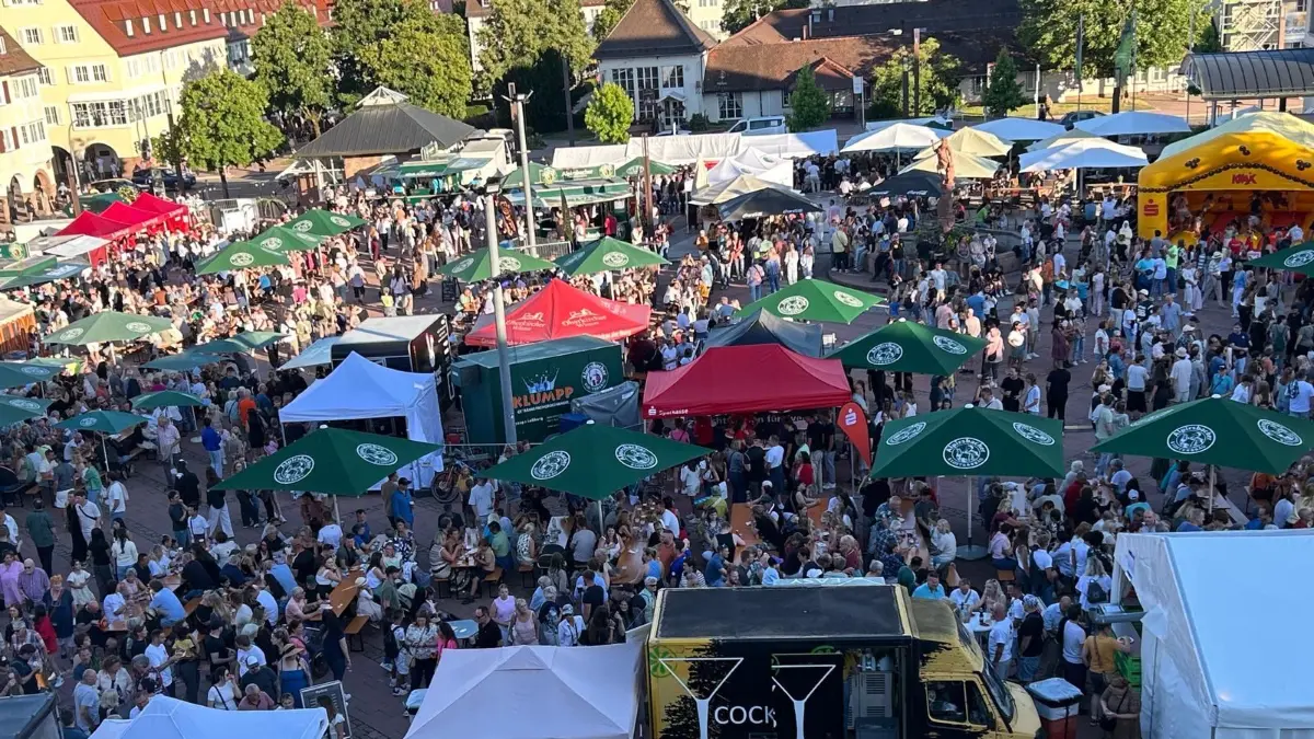 Buntes und dichtes Treiben herrschte schon vor dem Fassanstich am Oberen Marktplatz. Das Konzept, das Freudenstädter Stadtfest kleiner und konzentrierter zu machen und dafür keinen Eintritt zu verlangen, hat funktioniert.