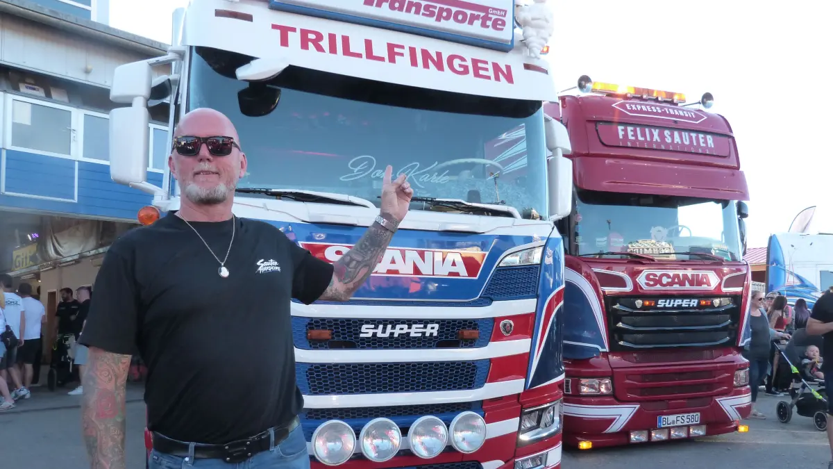 Das ist meiner: Firmenchef Karl-Heinz Sauter zeigt stolz auf seinen eigenen Truck.