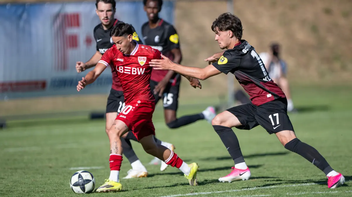 Packender Zweikampf im Finale des Bitzer-Cups: Nicolas Sessa (links, VfB Stuttgart II) behauptet den Ball gegen den energisch attackierenden Elias Klaus (SC Freiburg U23).