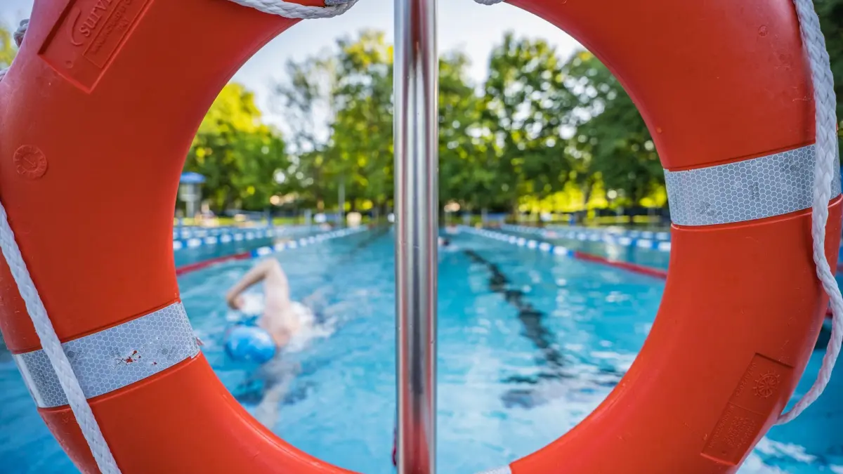 Sommerliches Wetter - Hessen: ARCHIV - 23.05.2026, Hessen, Frankfurt/Main: Frühschwimmer ziehen im Freibad Hausen ihre Bahnen. (zu dpa: «Sommer, Sonne, Straftat? Was Freibäder dagegen machen») Foto: Andreas Arnold/dpa +++ dpa-Bildfunk +++