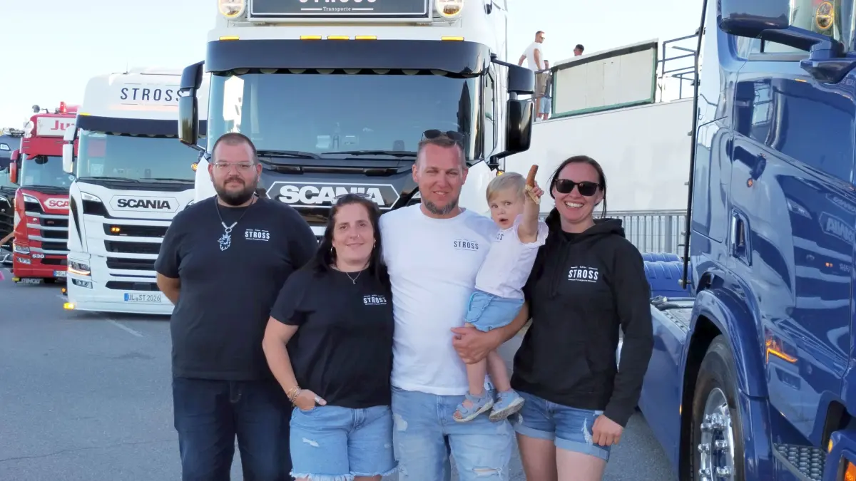 Familiensache: Tobias Stross (Mitte) aus Emeringen ist ein Inhaber eines noch sehr jungen Transportunternehmens. Es wurde 2022 gegründet.