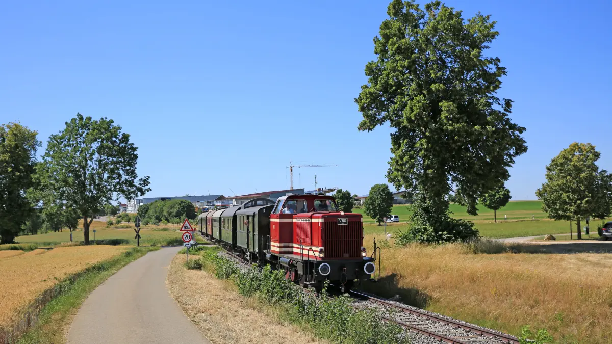 Das Bild entstand am Samstag zwischen Gussenstadt und Gerstetten und zeigt die Diesellok V 80, die für Betriebstage vorgehalten wird, an denen kein Dampfbetrieb möglich ist.