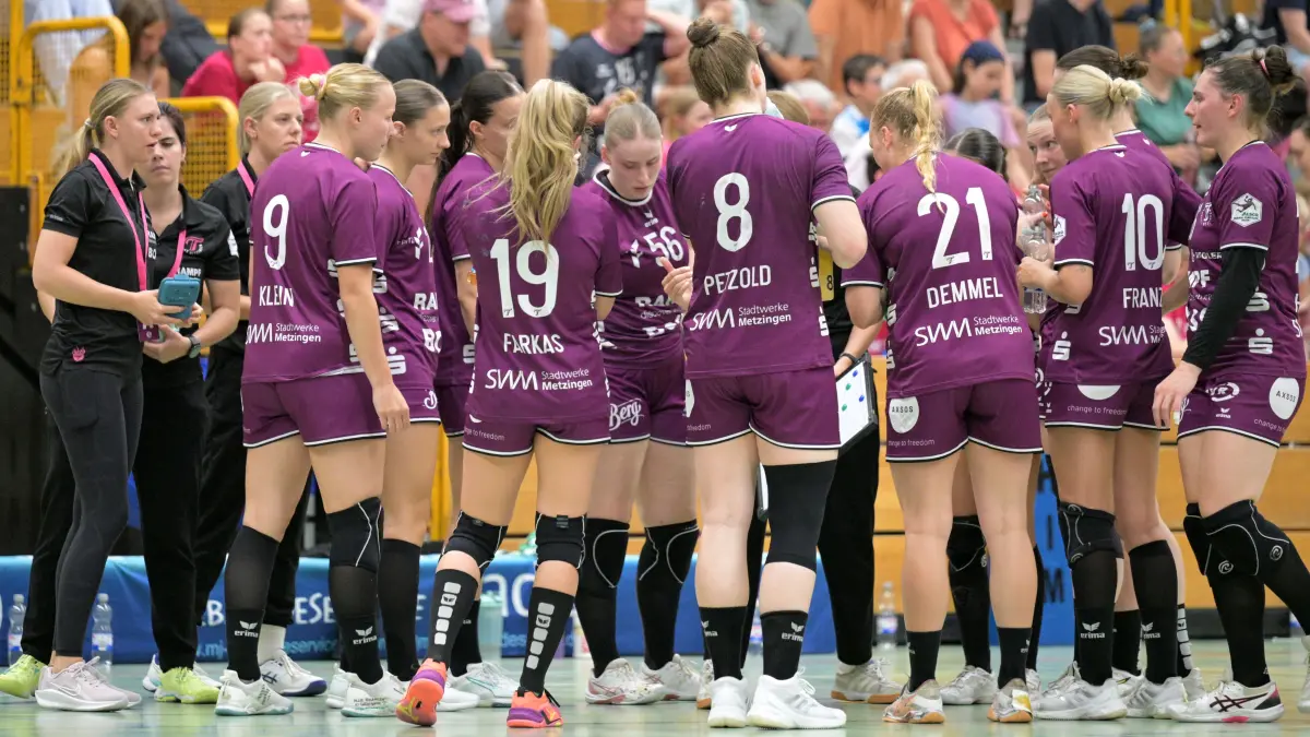 TusSies Metzingen vs. TSV Wolfschlugen , Handball, Vorbereitung, Testspiel, Saison 2026/2027, 05.07.2026: Time Out TusSies
TusSies Metzingen vs. TSV Wolfschlugen , Handball, Vorbereitung, Testspiel, Saison 2026/2027, 05.07.2026
Foto: Eibner-Pressefoto/Tobias Baur