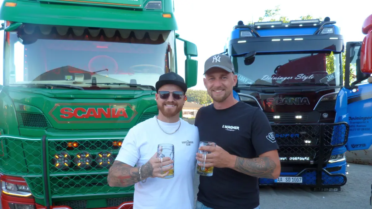 Trucker sind eine Familie: Den beiden Jungs aus Horb und Aalen hat's prima gefallen in Owingen. Als Nachbarn haben sie gleich Freundschaft geschlossen.