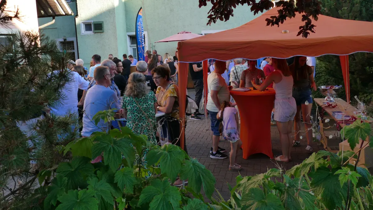 Bei der Weinhandlung Dörr war viel Betrieb. Die Gäste genossen den Wein und die Musik. Insgesamt neun Bands traten in der Innenstadt auf.