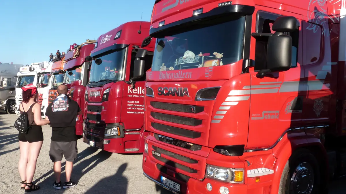 Trucks in Reih und Glied.