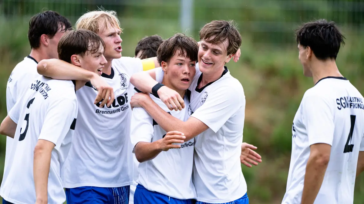 SGM TSV Lustnau Pfrondorf vs. SGM TV Degerschlacht Sickenhausen, Fussball, Bezirkspokalspiel A Junioren, Saison 2026, 05.07.2026,: Maik Finkbeiner, (SGM TSV Lustnau Pfrondorf, #05) erzielt das 1:0 fuer Lustnau, Freude beim Team
SGM TSV Lustnau Pfrondorf vs. SGM TV Degerschlacht Sickenhausen, Fussball, Bezirkspokalspiel A Junioren, Saison 2026, 05.07.2026,
Eibner-Pressefoto/Andreas Ulmer