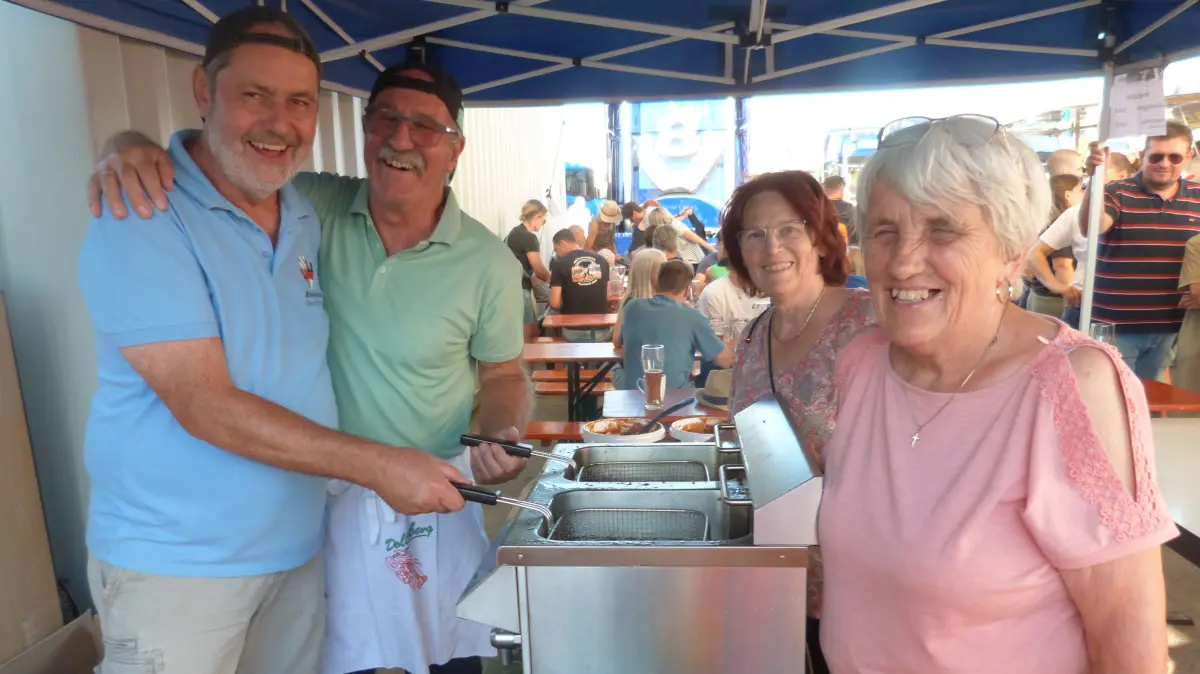 Vollen Eionsatz an der Fritteuse: Der Bürgerverein Owingen sorgte für Pommes und Chicken Nuggets.