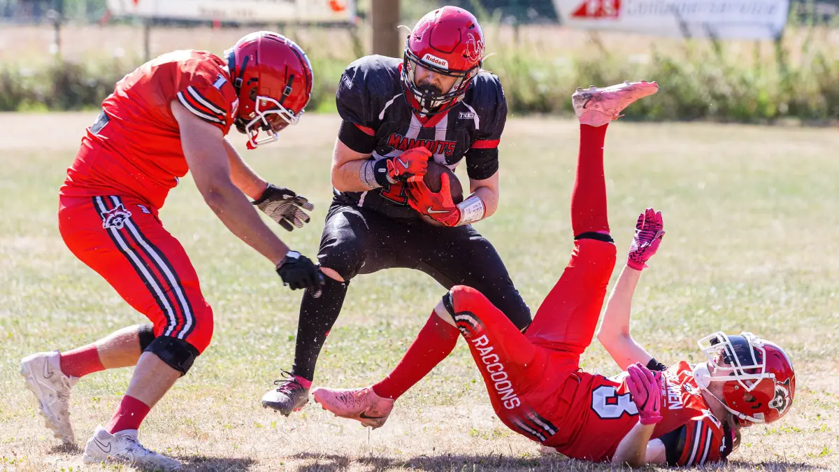 American Football Bezirksliga: American Football Bezirksliga; Kuchen Mammuts - Esslingen Raccoons;
Yannick Mayer (Kuchen Mammuts, #11) kann auch von 2 Verteidigern der Raccoons nicht gestoppt werden;
04.07.2026; Ankenstadion; Kuchen.
Foto: Thomas Madel