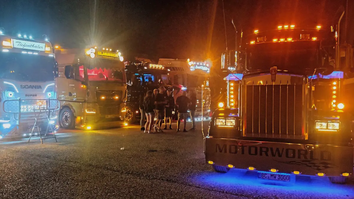 Bei Nacht enftalten Show-Trucks ihre wahre Pracht.