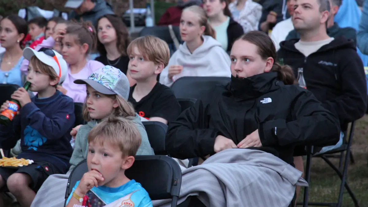 Mit Popcorn und reichlich Spannung: Rund 80 Besucherinnen und Besucher kamen zum Kino-Open-Air nach Rohrdorf.