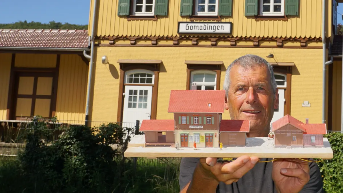 Gomadinger Bahnhof als Modell der Modelleisenbahnfirma Faller. Horst Rainer aus Gomadingen hat den Bahnhof aus seinem Ort zusammengebaut.