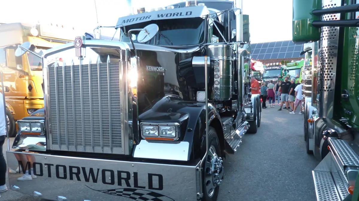 Der Publikumsliebling: Ein klassischer US-Truck der Marke "Kenworth" mit langer Schnauze.