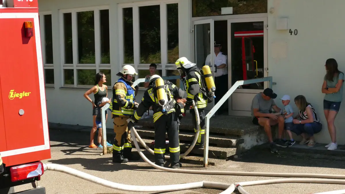 Mittendrin statt nur am Rand: In Grünmettstetten durften die Zuschauer die Feuerwehrleute auf Schritt und Tritt bei Menschenrettung und Brandbekämpfung begleiten.