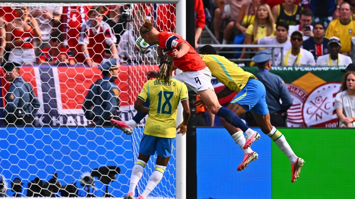 WM 2026 - Brasilien - Norwegen: 05.07.2026, USA, East Rutherford: Fußball, Männer, WM 2026, Brasilien - Norwegen, Finalrunde, Achtelfinale im New-York -New-Jersey -Stadion, Erling Haaland (Norwegen, M) erzielt das Tor zum 0:1. ACHTUNG: Gemäß den Auflagen der FIFA dürfen die Bilder ausschließlich zur redaktionellen Verwendung genutzt werden. Eine kommerzielle Nutzung ist ausgeschlossen. Zudem dürfen keine videoähnlichen Sequenzen erstellt werden, und es dürfen keine Veränderungen weder im Vordergrund noch im Hintergrund am Bild vorgenommen werden. Foto: Tom Weller/dpa +++ dpa-Bildfunk +++