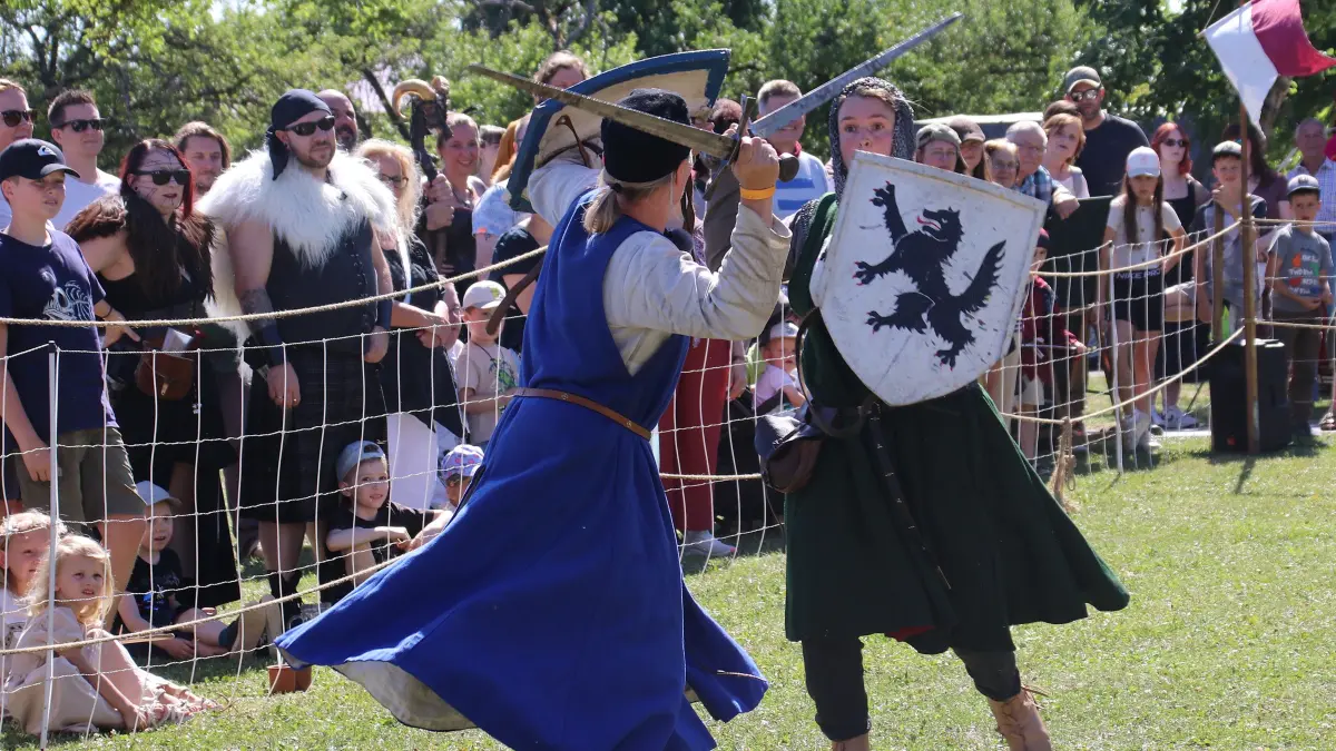 Gernot von Hewen (links) und Wulfried von Waldenburg streiten um den Turniergewinn.
