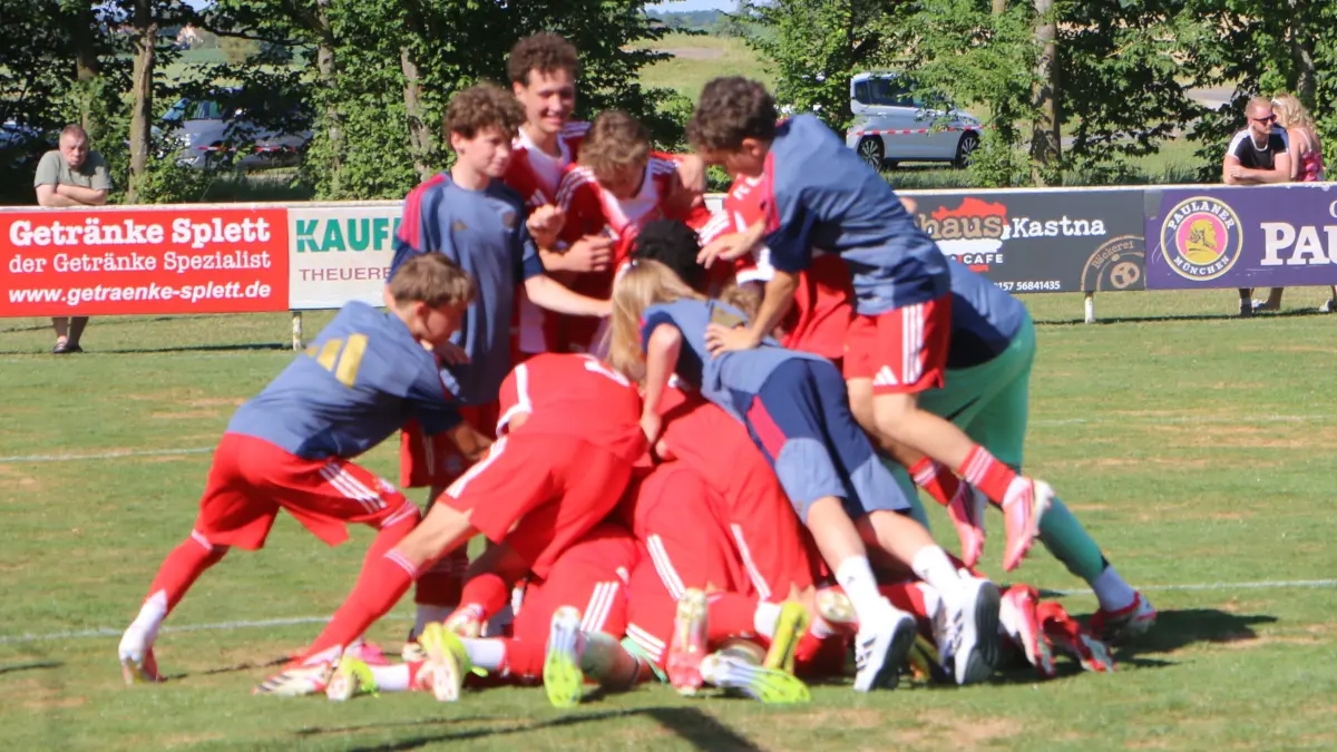 Riesig war der Jubel bei den C-Junioren des FC Bayern München, nachdem sie das Elfmeterschießen im Endspiel gewonnen hatten. 