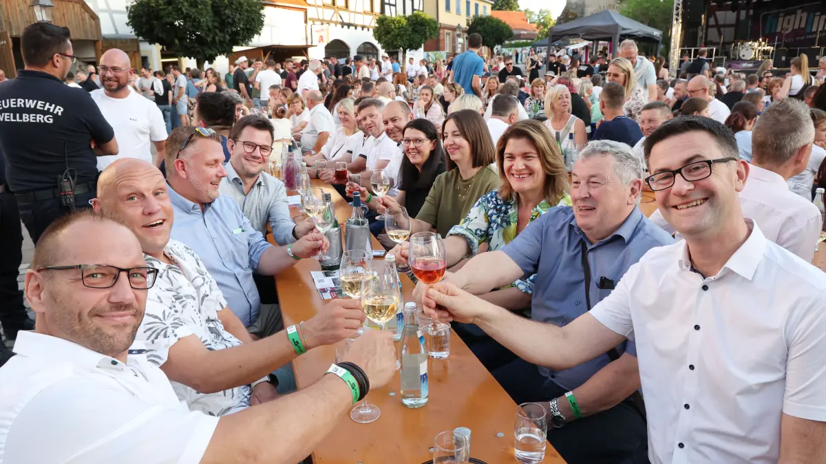 Vellbergs Bürgermeister Jürgen Reichert (rechts) stößt mit zahlreichen Amtskollegen und weiteren Ehrengästen auf einen geselligen Abend an. 