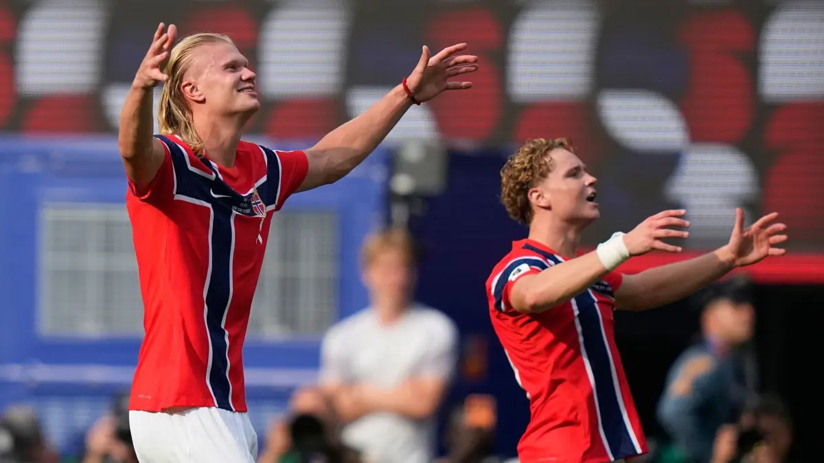 WM 2026 - Brasilien - Norwegen: 05.07.2026, USA, East Rutherford: Fußball, Männer, WM 2026, Brasilien - Norwegen, Finalrunde, Achtelfinale im New-York -New-Jersey -Stadion, Der Norweger Andreas Schjelderup (r) und der Norweger Erling Haaland (l) jubeln. Foto: Frank Franklin II/AP/dpa +++ dpa-Bildfunk +++