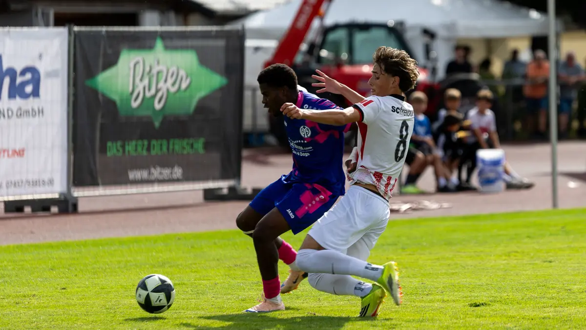 Bitzer Cup 2026, Finalspiele, Saison 2026, Fussball, 05.07.2026: Tyrone Jarrett (1. FSV Mainz 05) Yannis Schuch (SC Freiburg, #08)
Bitzer Cup 2026, Finalspiele, Saison 2026, Fussball, 05.07.2026
Foto: Eibner-Pressefoto/Nina Sander