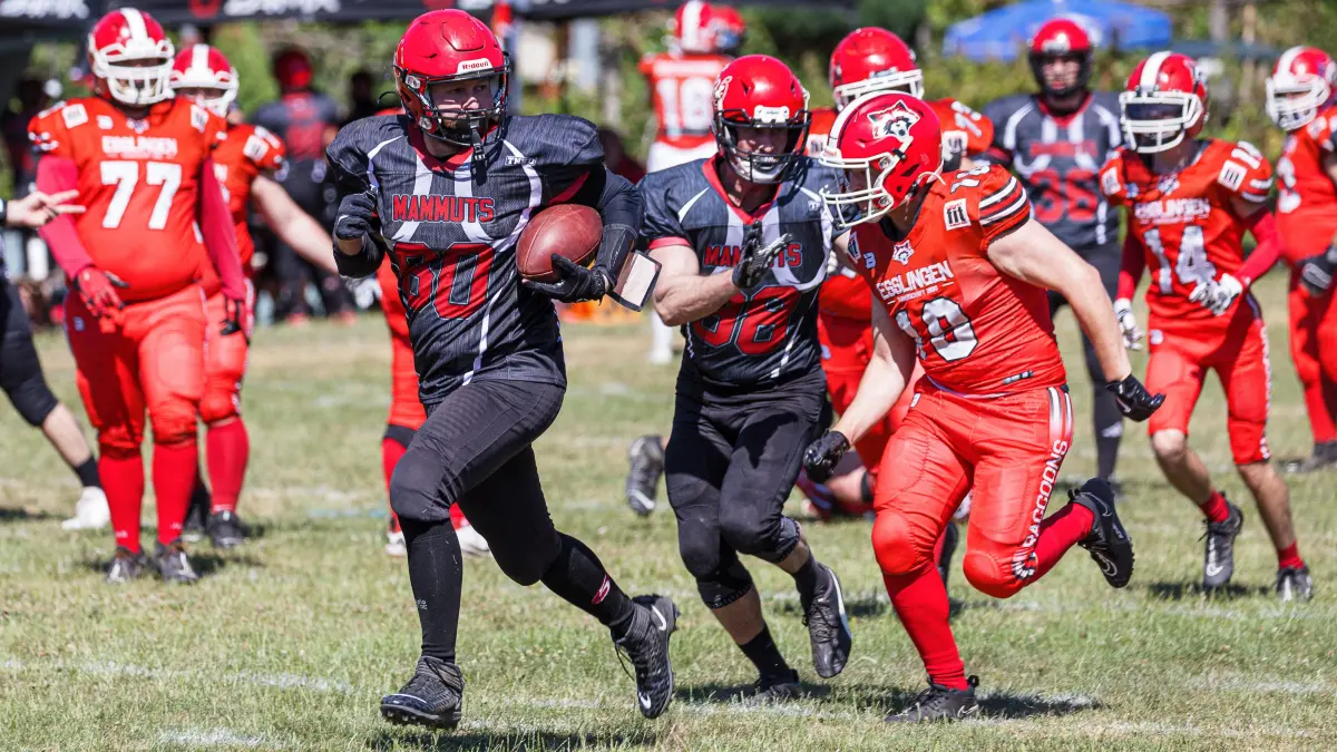 American Football Bezirksliga: American Football Bezirksliga; Kuchen Mammuts - Esslingen Raccoons;
Pascal Andre Schwarz (Kuchen Mammuts, #60) hat sich einen Fumble der Esslingen Raccoons geschnappt und trägt ihn zum Touchdown in die Endzone;
04.07.2026; Ankenstadion; Kuchen.
Foto: Thomas Madel