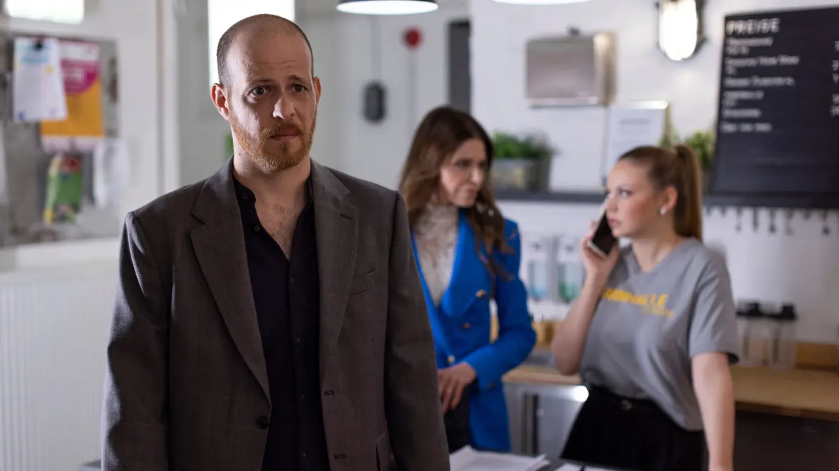 Tobias (Patrick Müller) wird zunehmend besorgt, als Esma auch am nächsten Morgen unauffindbar ist. Hinten links Britta (Tabea Heynig), rechts Ronja (Theresa Traser)