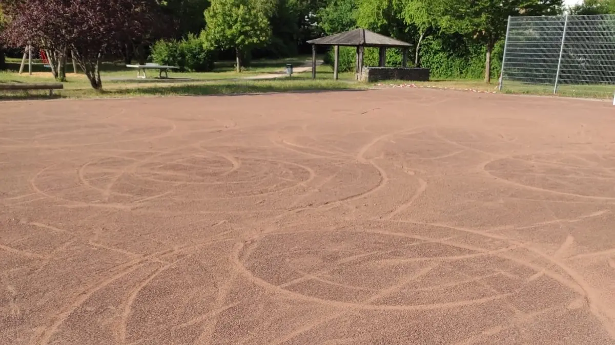 Mit E-Scootern haben bislang Unbekannte den sanierten Bolzplatz im Vellberger Wohngebiet Kreuzäcker verwüstet.