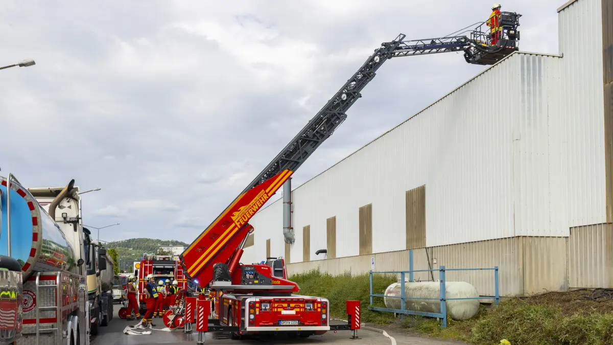 Geislingen, Grube-Karl-Straße, Firma Sülzle Hagmeyer, Rauchentwicklung an einer Maschine, Feuerwehr im Einsatz