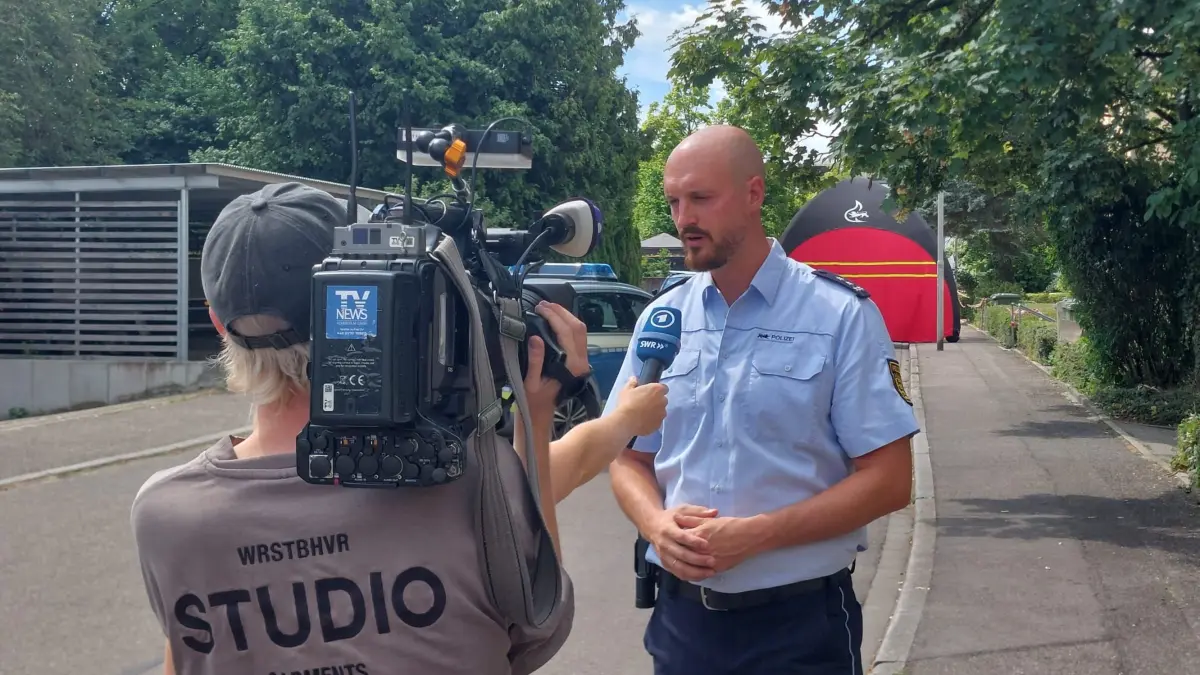 Polizeisprecher Yannik Hilger im Gespräch mit einem Medienvertreter